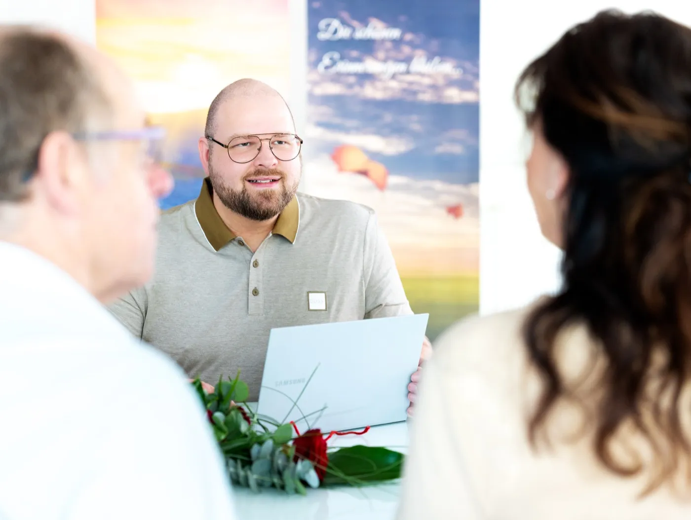 Beratungsgespräch mit Angehörigen am Tisch