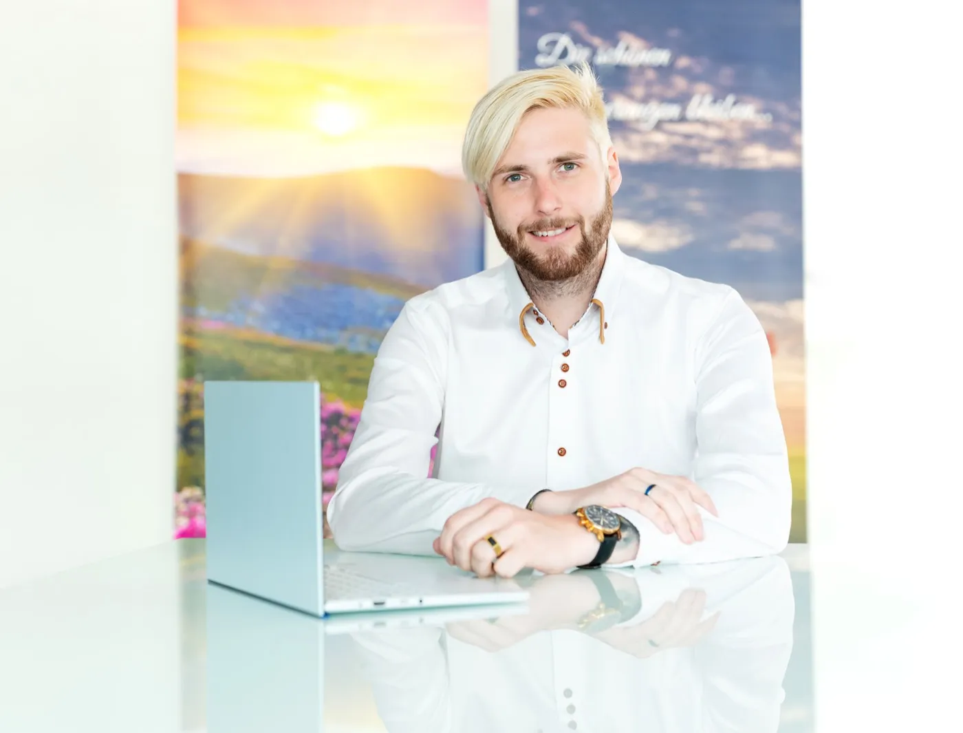 Tim Kalny im Beratungsgespräch am Laptop