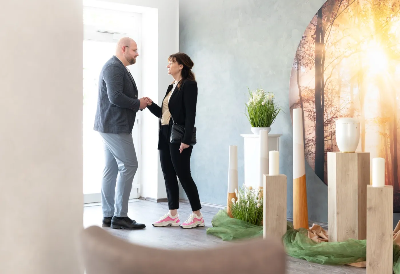 Begrüßung im Ausstellungsraum von Ruhrfrieden in Dortmund