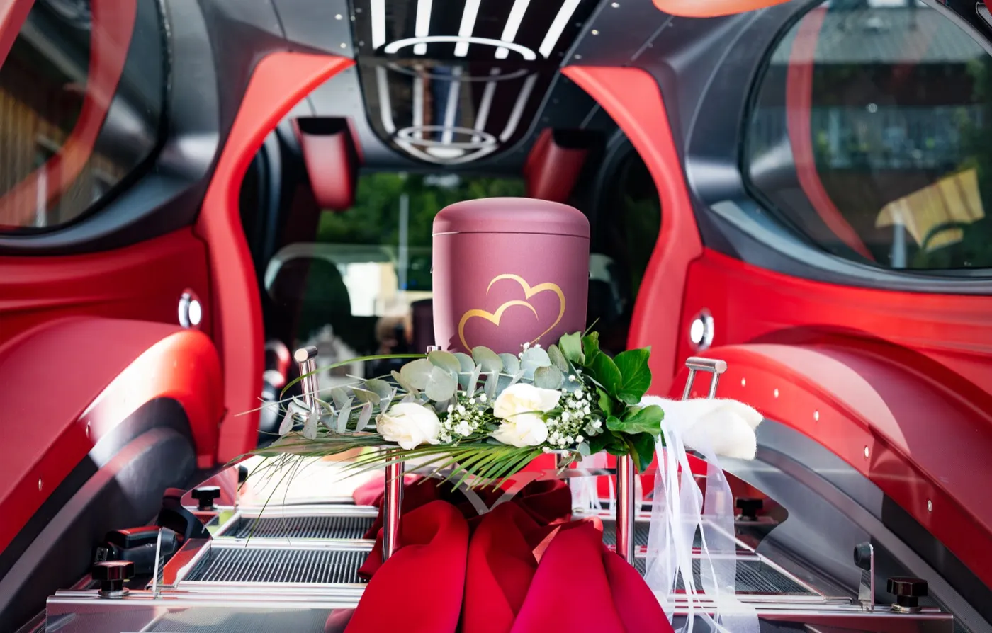 Urne im Beiwagen des Motorrad-Bestattungswagens