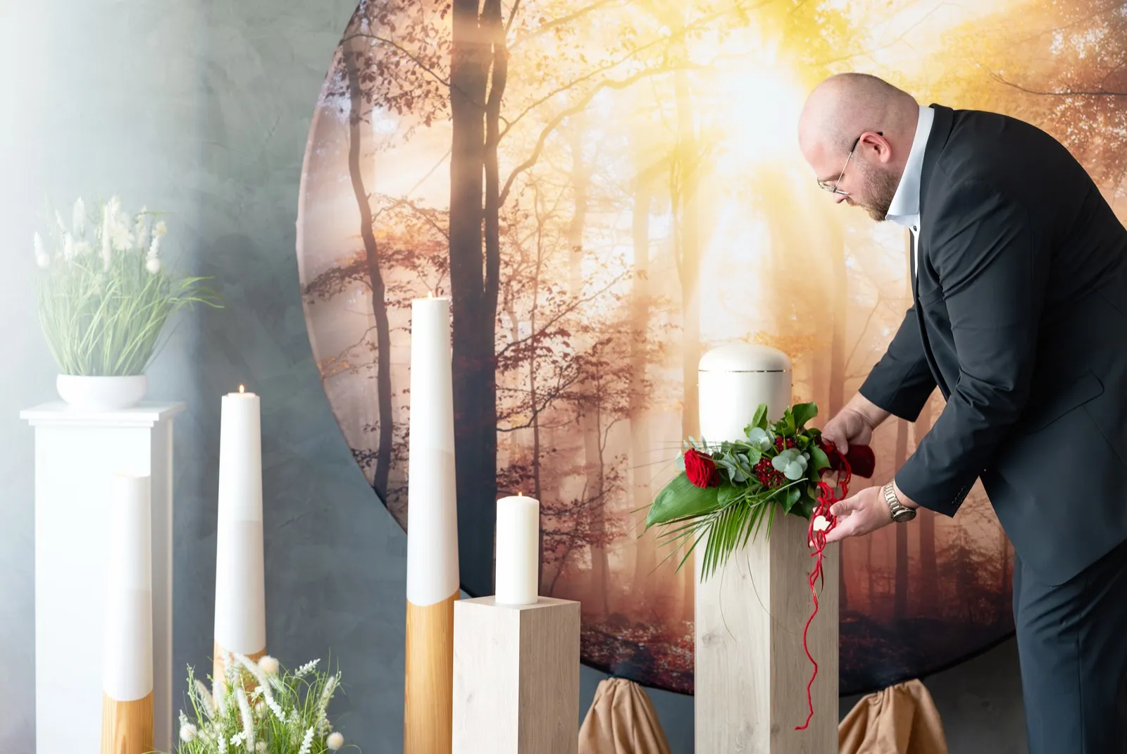 Urne mit rotem Rosengesteck