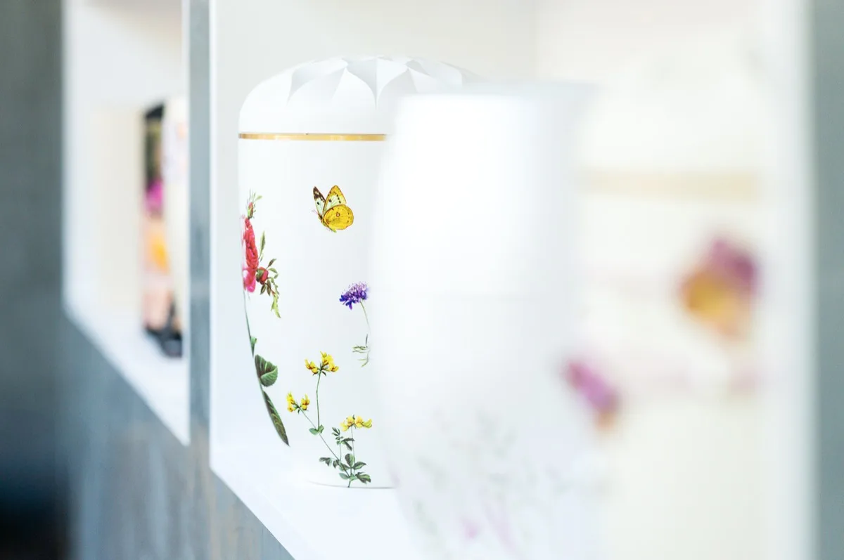 Biologisch abbaubare Urne mit Blumenmotiv